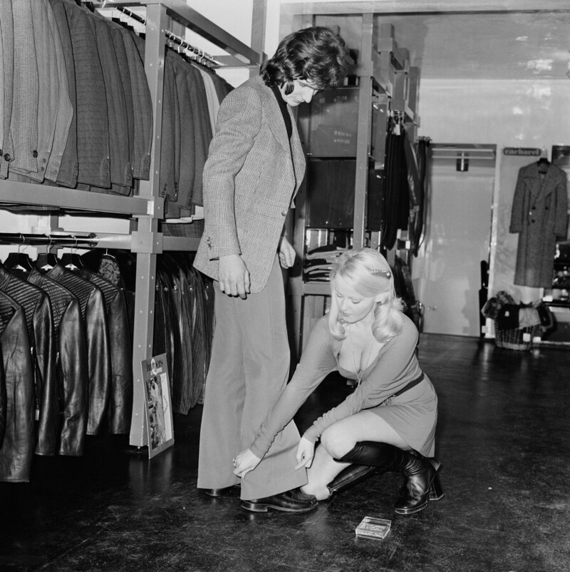 4 февраля 1972 года. Великобритания. Датская актриса Ютте Стенсгаард работает продавщицей в модном бутике.