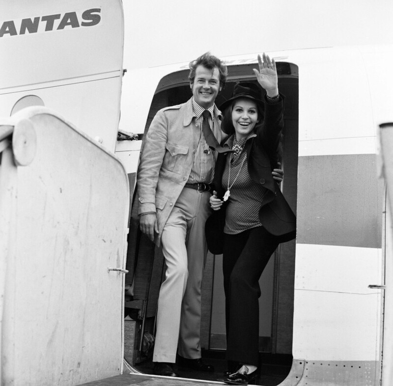 5 февраля 1972 года. Роджер Мур и его жена Луиза отбывают отдыхать на Таити. Фото Peter Stone.