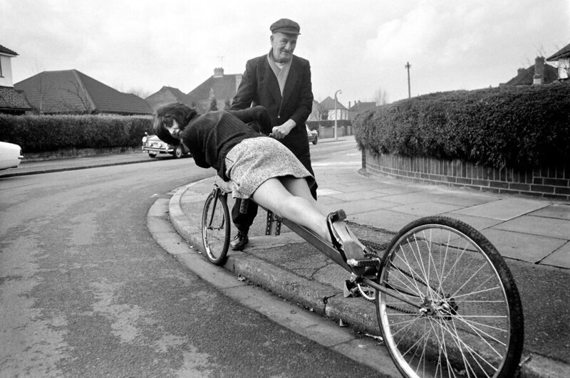 Февраль 1972 года. Великобритания. Изобретатель утверждает, что его велосипед быстрее, чем обычный, потому что лобовое сопротивление у него меньше.