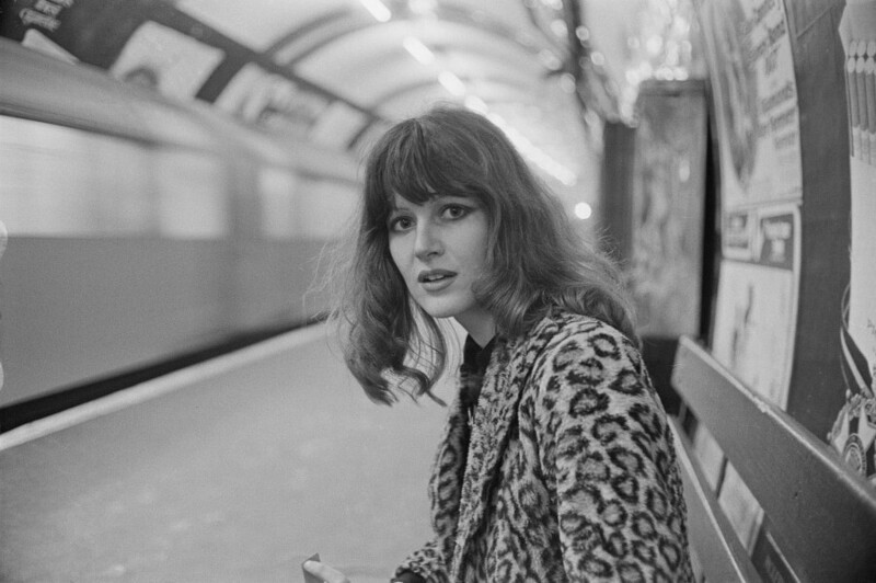 2 февраля 1972 года. Британская журналистка Кэролайн Кун в лондонском метро. Фото David Cairns.