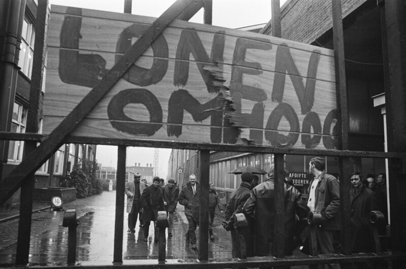 7 февраля 1972 года. Роттердам. Бастуют верфи. Надпись на плакате «Повышение заработной платы».