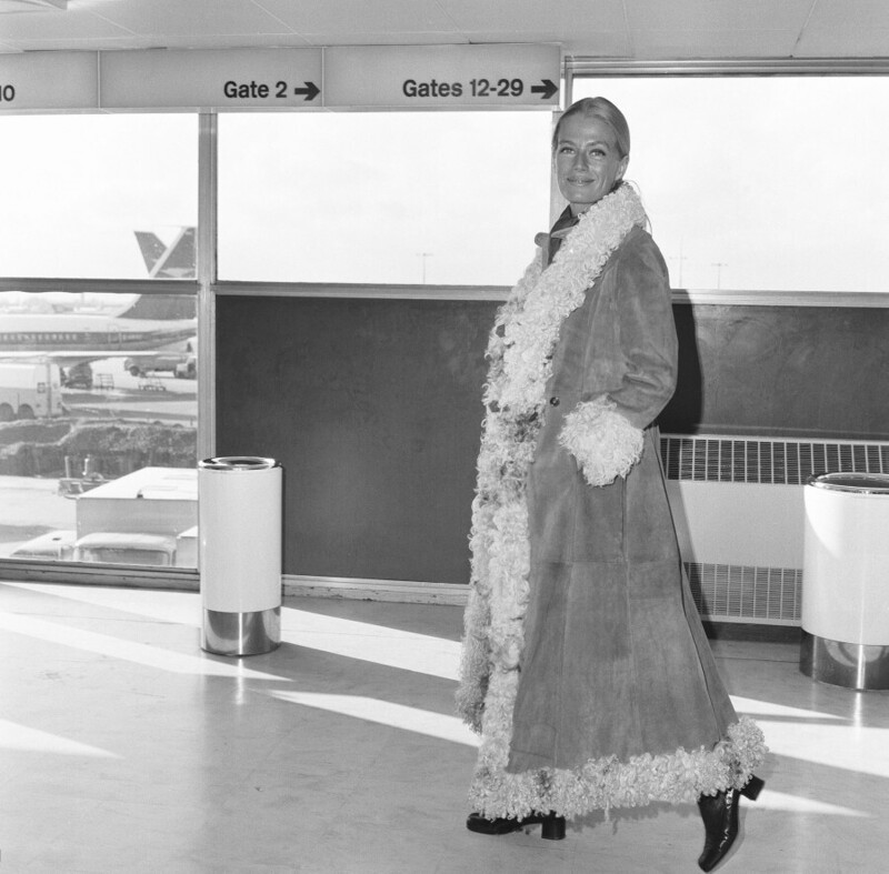 10 февраля 1972 года. Датская певица и актриса Нина (баронесса ван Палландт) в аэропорту Хитроу перед вылетом в Нью-Йорк