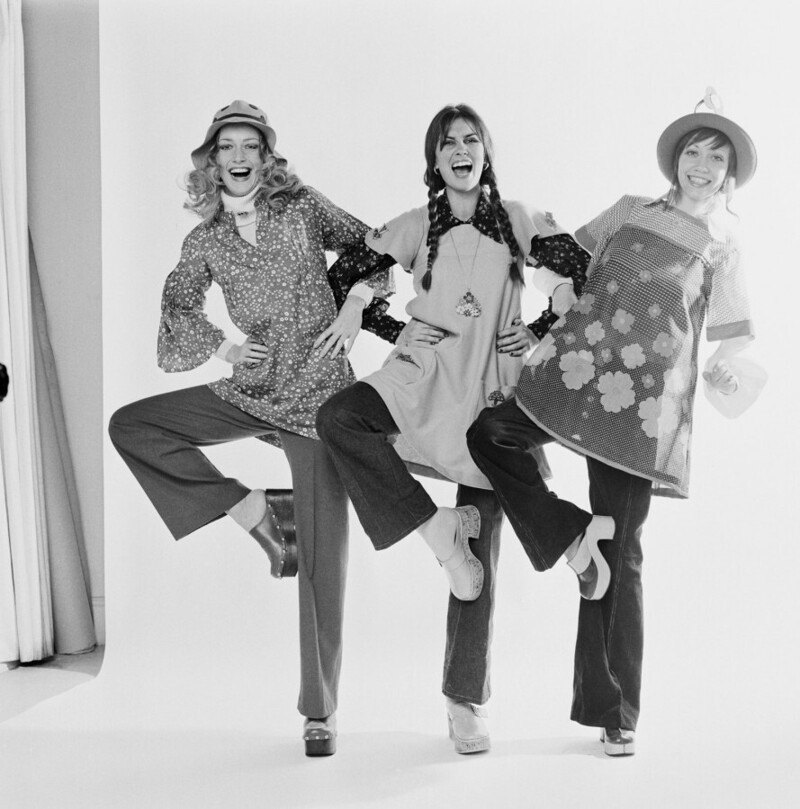 13 февраля 1972 года. Британская фотомодель и актриса Кэролайн Манро (в центре) с манекенщицами.