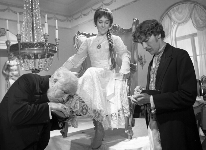  14 февраля 1972 года - премьера советского телесериала «Тени исчезают в полдень». Сцена, не вошедшая в фильм - на купеческой гулянке Пистимее чистят ботинки бородой.