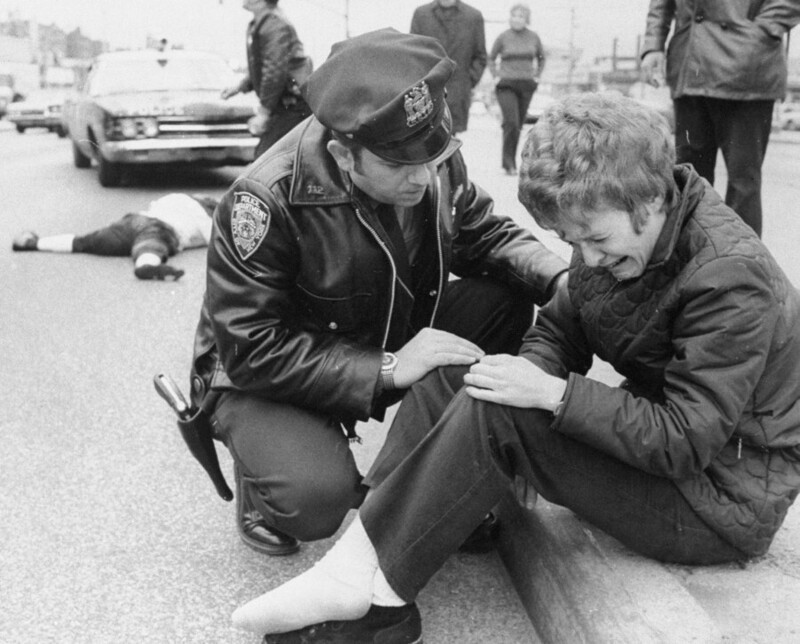 16 февраля 1972 года. Нью-Йорк, бульвар Куинс. Полицейский пытается утешить Нэнси Саншайн после того, как она сбила насмерть пешехода. Нэнси не было предъявлено обвинение, полицейские, видевшие аварию, сочли, что она не виновата. Фото Ken Korotkin.