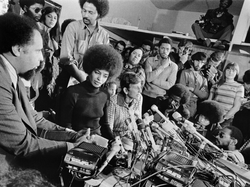 24 февраля 1972г. Анджела Дэвис дает пресс-конференцию в Сан-Хосе, Калифорния.