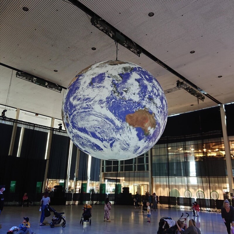 Земной шар в одном из торговых центров