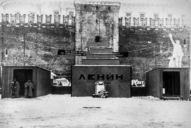 Вот такой морозным утром 27 января 1924 года москвичи увидели Красную площадь.