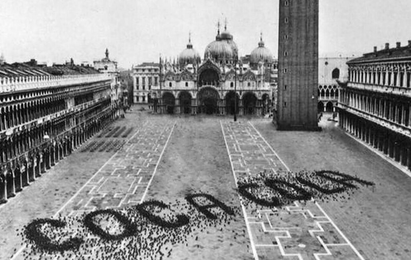 Реклама Coca Cola из голубей на главной площади Венеции. Компания сделал ее, рассыпав хлебные крошки в форме названия напитка. Маркетинг уровня 1960 года