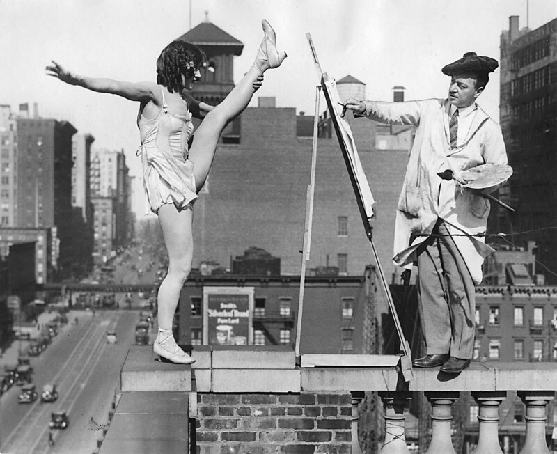 Танцовщица Мисс Гилмор позирует на крыше Бродвейского театра английскому художнику МакКатчену, Нью-Йорк, 1925 год