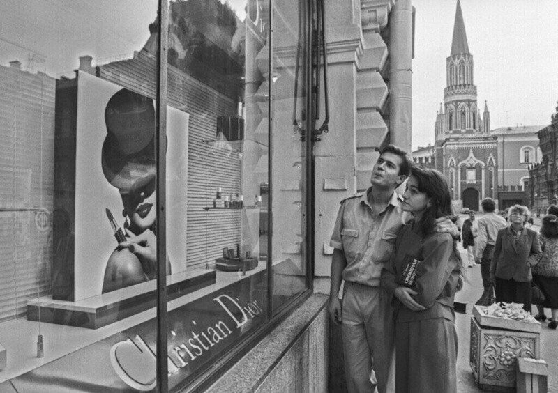 "Святые 90-е". Стильная пара смотрит на стеклянные бусы Диор, в руках томик "Овощной кулинарии"