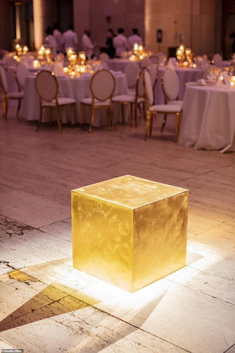Нью-Йорку показали куб из чистого золота