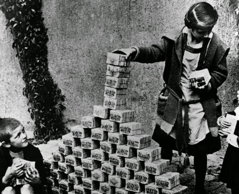 Дети играют пачками денег в период гиперинфляции. Германия, 1922 г.