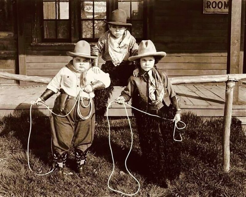 Группа детей в костюмах ковбоев. США, 1950-е