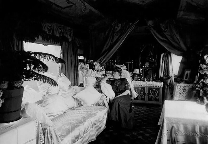 Анастасия Вяльцева - русская эстрадная певица, в салоне личного железнодорожного вагона, оборудованного для гастрольных поездок по русской провинции, 1900-е