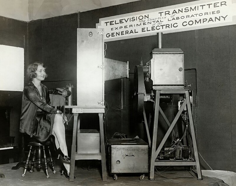 Мари Делрой управляет телевизионным передатчиком компании General Electric на 5-й ежегодной всемирной выставке радио, Мэдисон-Сквер-Гарден, Нью-Йорк, 22 сентября 1928 года