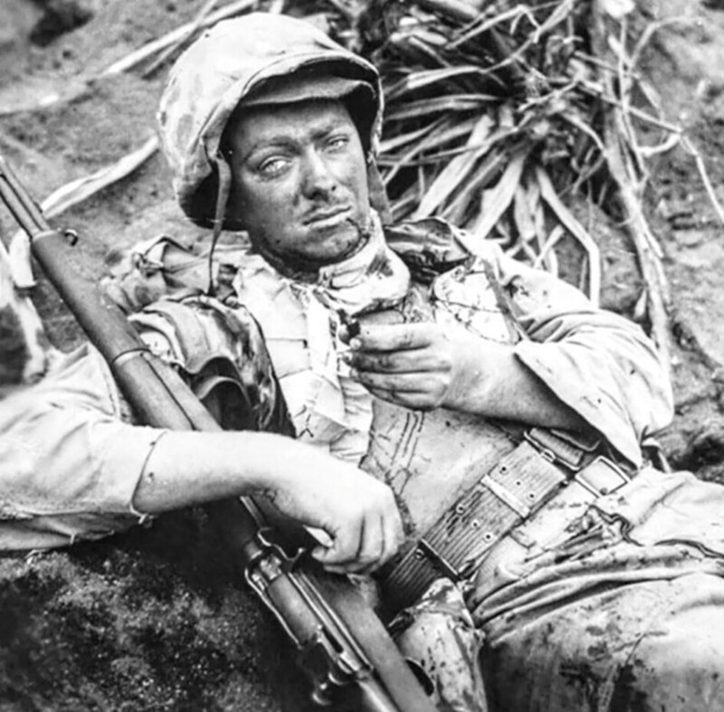 Капрал Рудольф Э. Энгстрем из Айовы в воронке от снаряда, с осколком в руке который его ранил. Иводзима, 20 февраля 1945 год