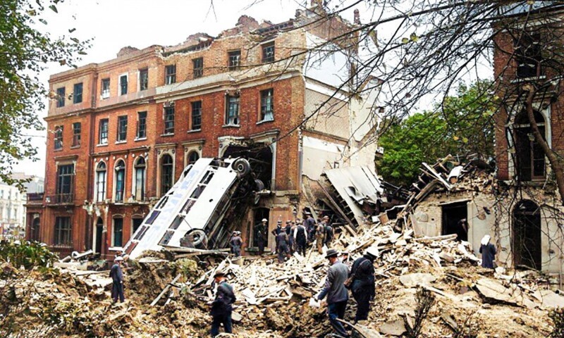 Последствия немецкой бомбардировки Лондона. Автобус был пуст, а в домах погибло 11 человек. 9 сентября 1940 года: Харрингтон-сквер, Лондон