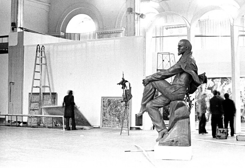 Монтаж экспозиции Всесоюзной выставки молодых художников, Манеж, 1982 год