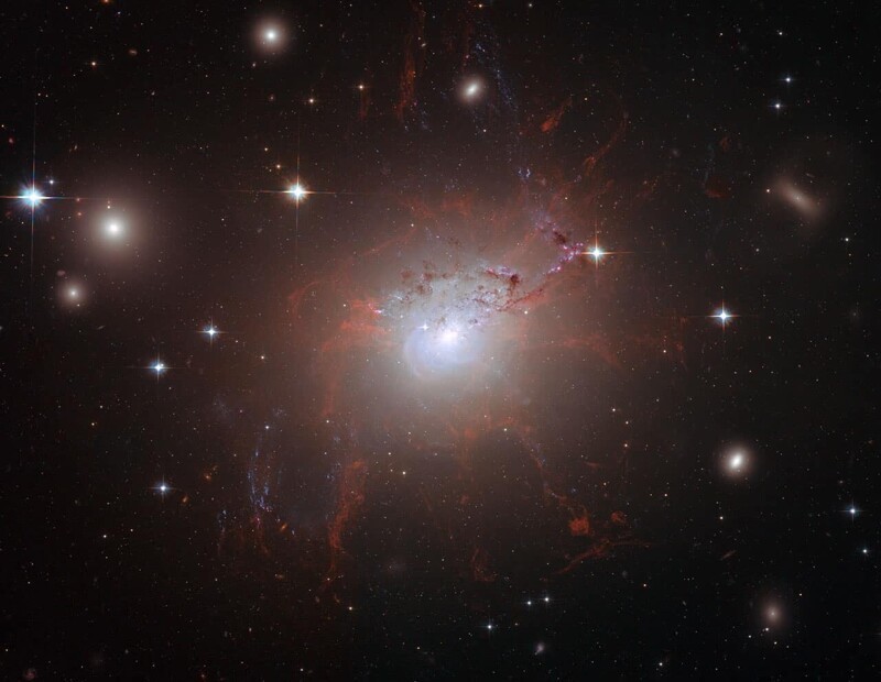 Гaлaктикa NGC 1275 coзвeздия Пepceй