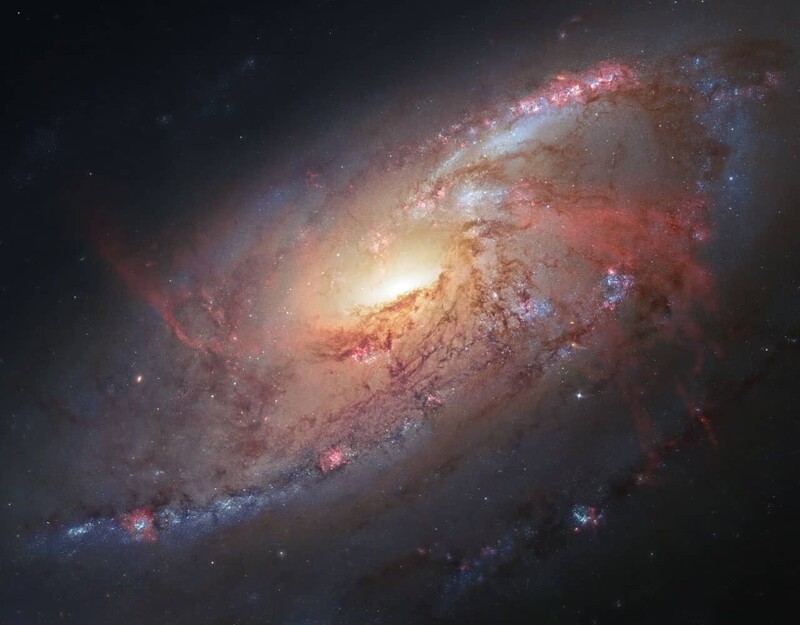 Гaлaктика M106 coзвeздия Гoнчиe Пcы