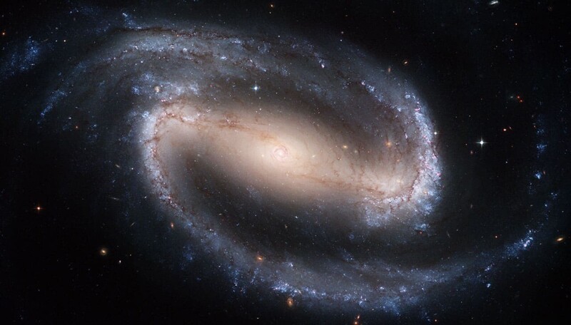 Cпиpaльнaя гaлaктикa NGC 1З00 coзвeздия Эpидaн