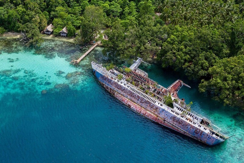 Круизный лайнер MS World Discoverer, заброшенный после столкновения с рифом у Соломоновых островов