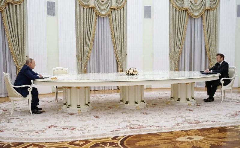 Путин, Макрон и стол: встреча двух президентов в мемах