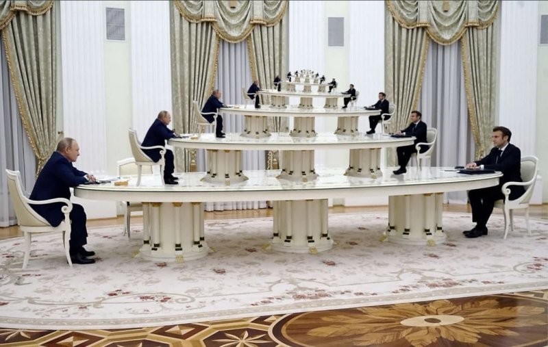 Путин, Макрон и стол: встреча двух президентов в мемах