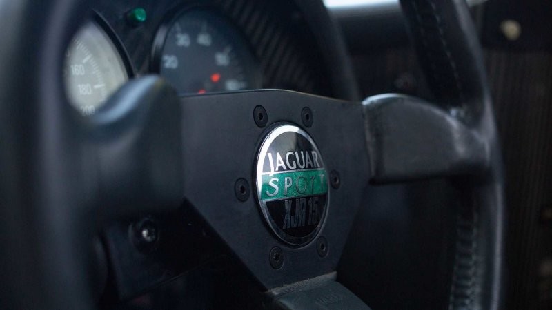 Редкий гоночный Jaguar XJR-15 из 90-х, предназначенный для дорог общего пользования