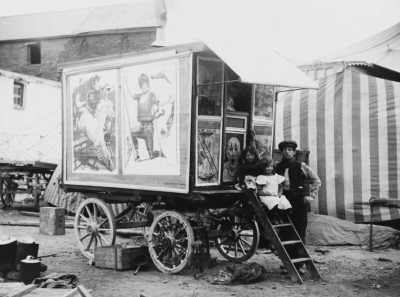 Цирк Баффа Билла, двое детей на ступеньках фургона и мужчина рядом
