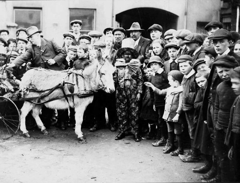 Уличное цирковое представление клоуна с ослом, 1910 год