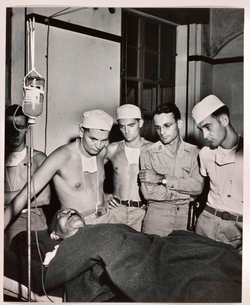 4. Американские врачи делают Хидэки Тодзио переливание крови после его попытки самоубийства, 1945 год.