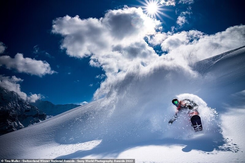 Сноубордист на горе Фирст в Швейцарии. Фотограф Tinu Muller