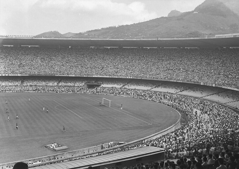 Финал чемпионата мира по футболу 1950 года между сборными Бразилии и Уругвая на стадионе "Маракана" посмотрели более 200 000 человек, и он остается самым посещаемым футбольным матчем за всю историю