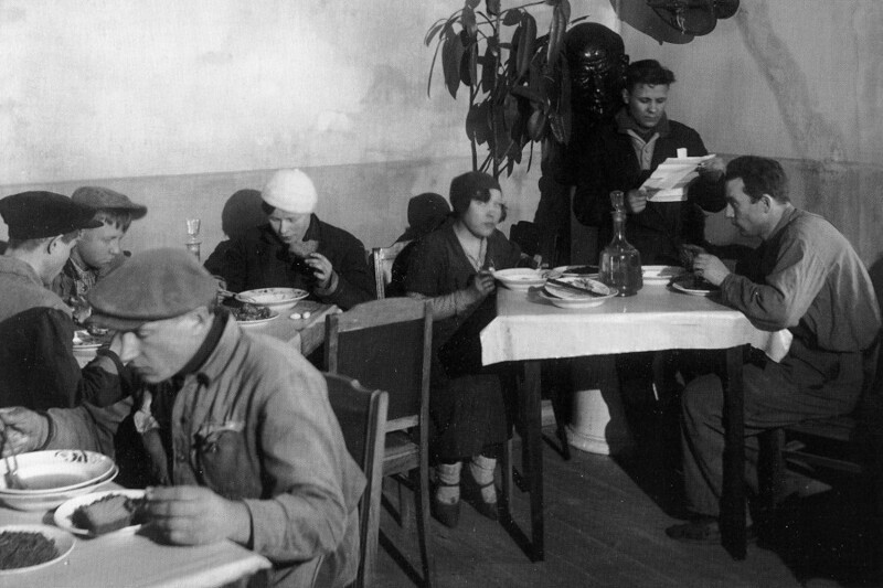 Обед в столовой промартели "Минерал".1934 год