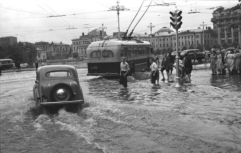  А просто летний дождь прошёл, нормальный летний дождь... Фото Бориса Максимовича Косарева, 27 июня 1958 года