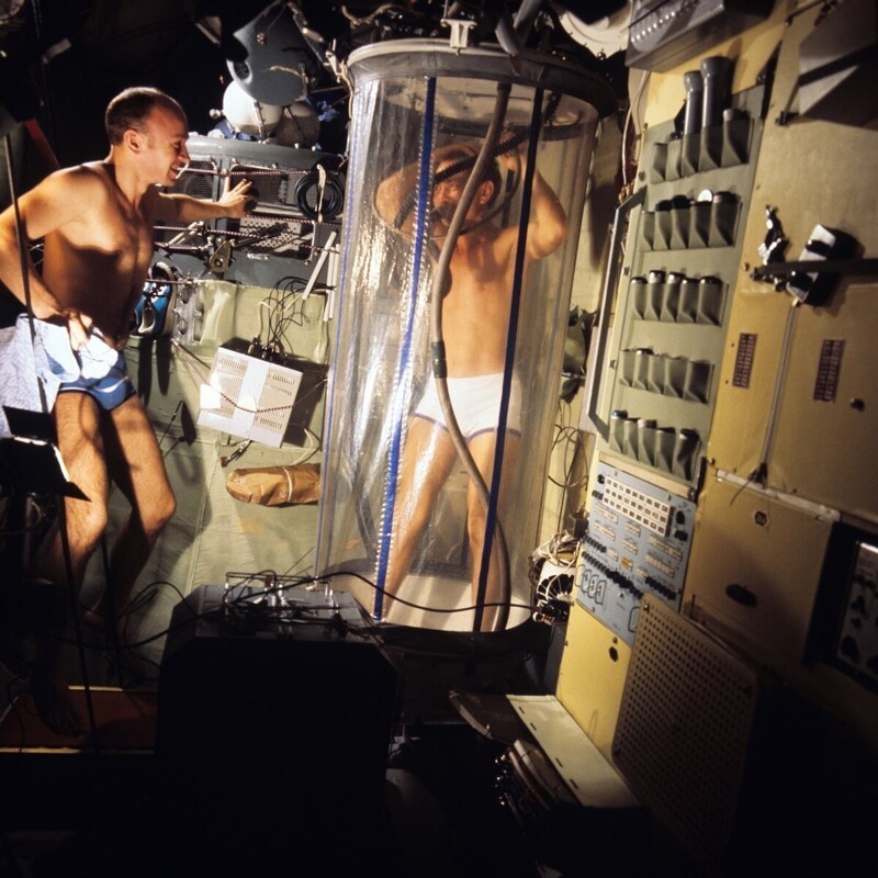 Космонавты Анатолий Березовой и Валентин Лебедев принимают душ на борту орбитальной станции Салют–7, 1982 год