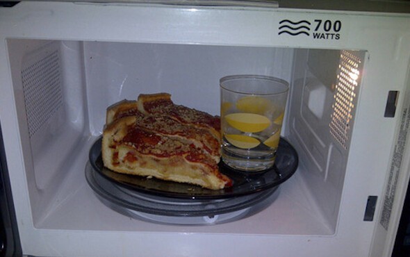Разогревая пиццу в микроволновке, поставьте рядом стакан с водой: так хрустящая корочка не станет клеклой