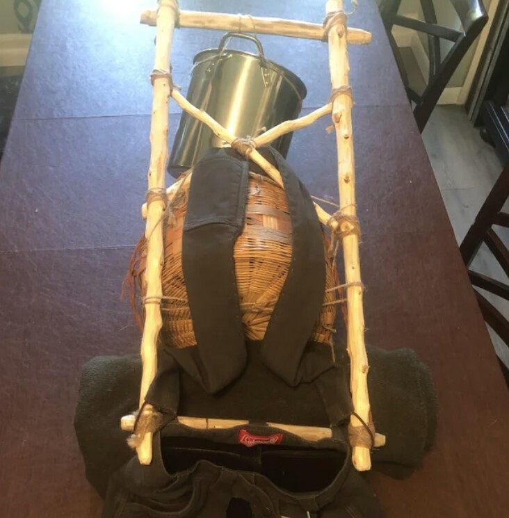 Рюкзак, сделанный из бамбуковых веток и пары старых брюк