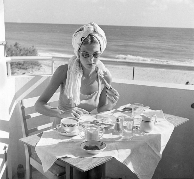Приятный завтрак на берегу моря. Фотограф Nina Leen 1950-е годы