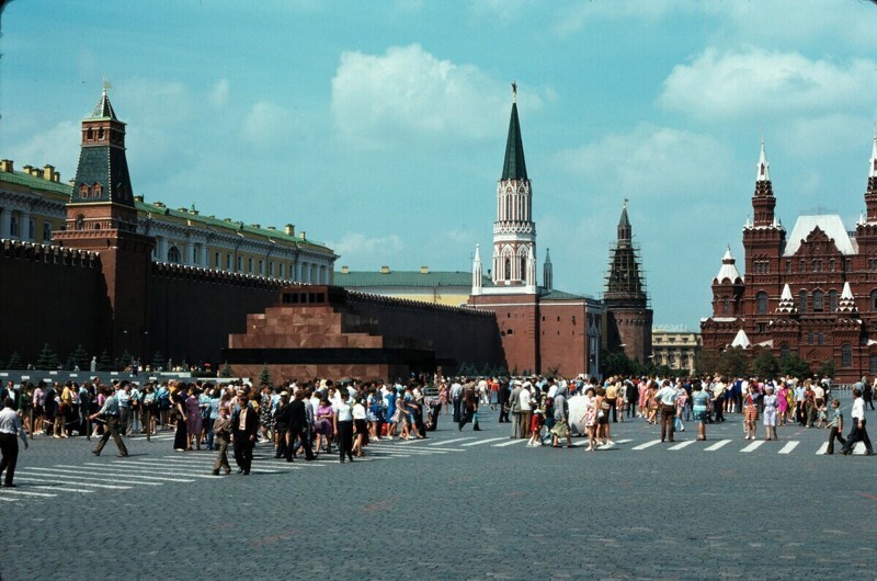 Туристы и гости столицы в самом центре города.