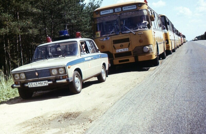 Колонна автобусов в сопровождении милиции начинала свой путь.