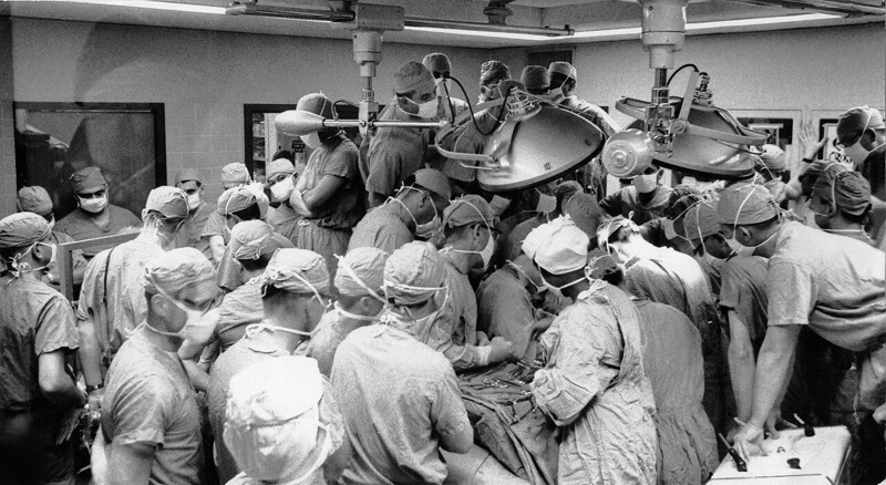 Стажеры наблюдают за коронарным шунтированием, которое проводит доктор Кули, 1970-е