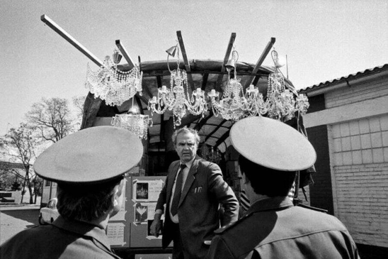 Чешский торговец продает хрустальные люстры у входа в казармы. Выход советских войск из Чехословакии, 1990 год, Миловице
