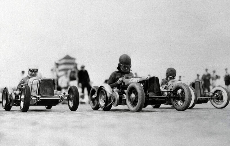 Детские гонки Индианаполиса Speedway. Машины разгонялись до скорости 35 км/час. 1950 год