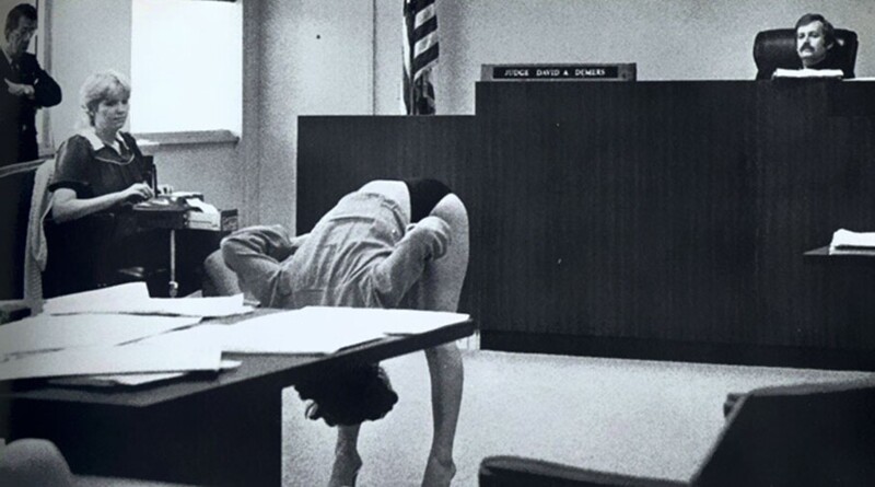 Танцовщица демонстрирует, что ее нижнее белье было достаточно большим, что не могло служить поводом для ареста. Флорида, 1983 г