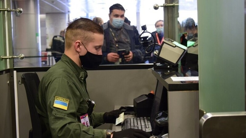Украина закрывает границы с Россией и Беларусью