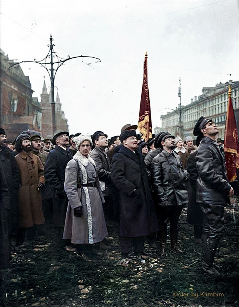 Рыжий Ленин, кареглазый Сталин и Троцкий с сединой: как оживляют вождей