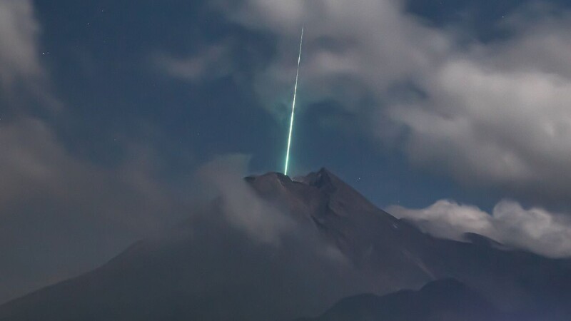 Фотографу Гунарто Сону посчастливилось сфотографировать метеор, который, казалось, упал внутрь вулкана Монте Мерапи